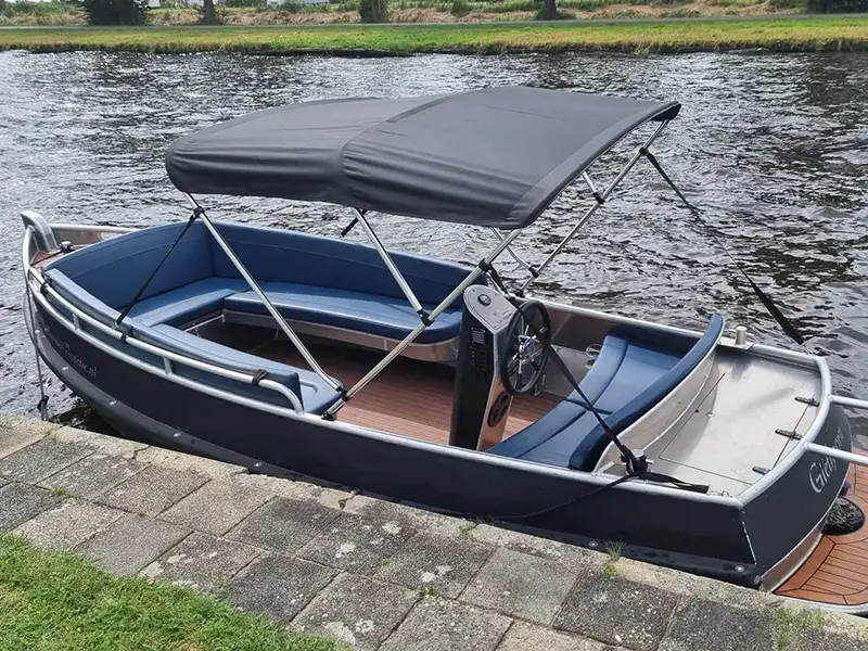 Sloep Giethoorn Schiebedach